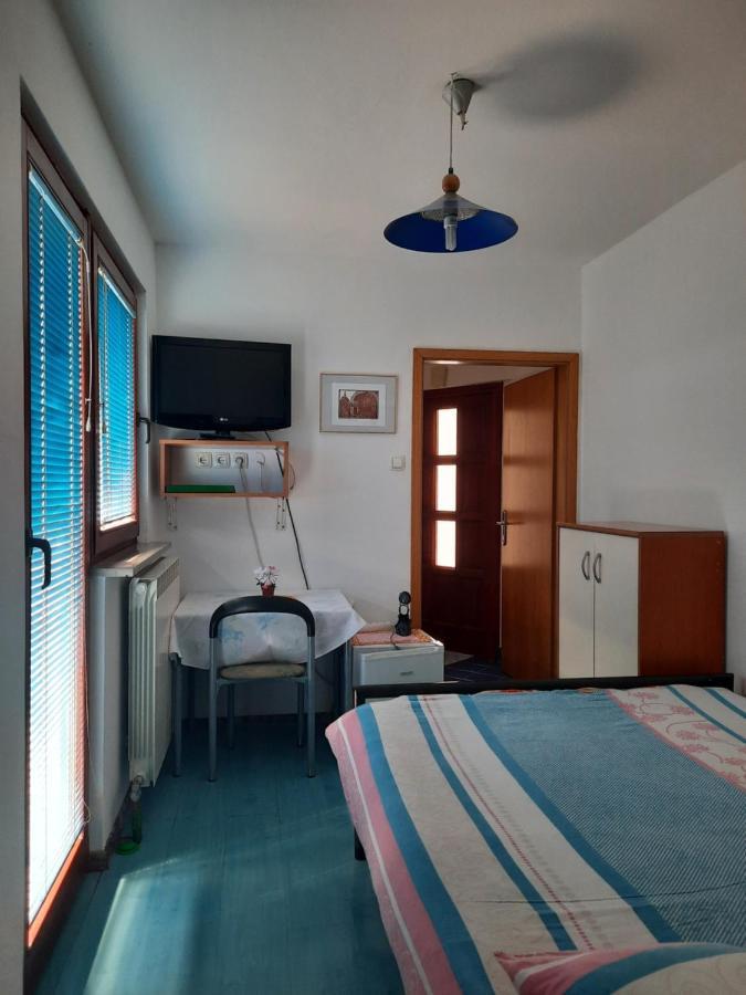 Rooms Cehovin ポストイナ エクステリア 写真